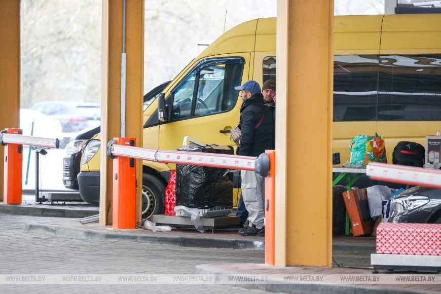 Таможенный пост «Варшавский мост» за сутки пересекают около 2 тыс. легковушек и 180 автобусов