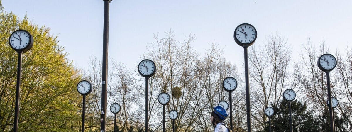 Вся Европа перешла на зимнее время. Почему Беларусь нет и когда пришлось переводить стрелки на 10 минут вперёд?