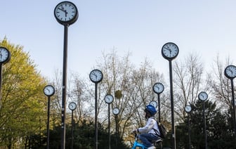 Вся Европа перешла на зимнее время. Почему Беларусь нет и когда пришлось переводить стрелки на 10 минут вперёд?