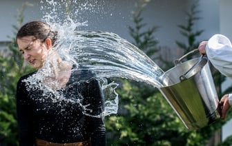 В Гродно мужчина облил соседку водой — что случилось