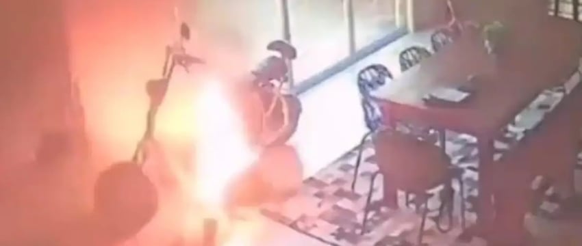 Пожар на аккумуляторе электронного велосипеда оставил британскую семью без крова, дом разрушен.