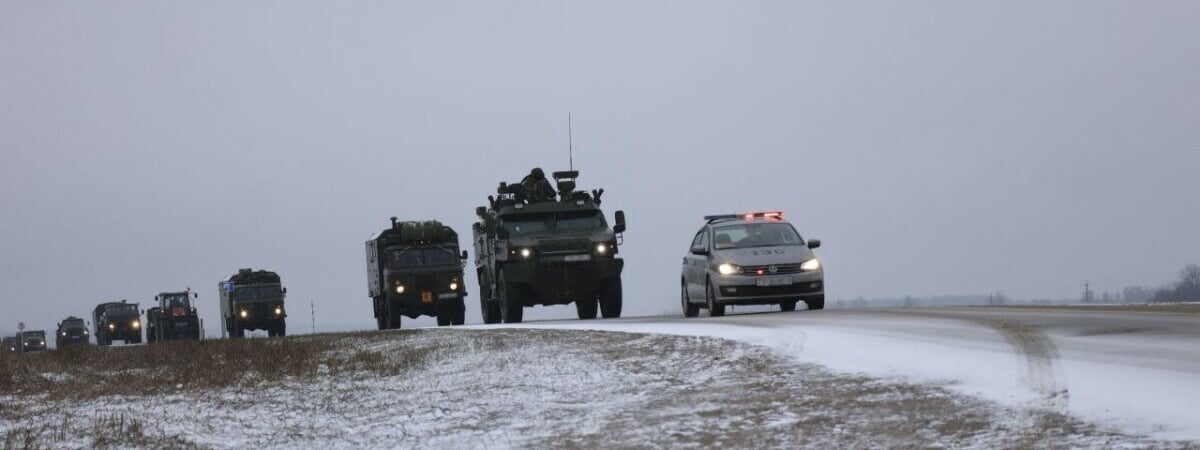 Белорусских водителей предупредили о колоннах военной техники на дорогах. В каком районе?