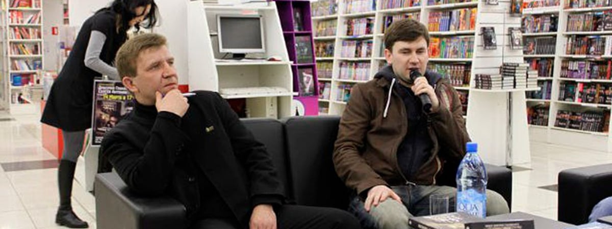 «Мы всё найдём, всё докажем, и пойдете вы на 7 лет». Автор книг «Метро 2033» уехал из Беларуси, вскоре задержали его сына