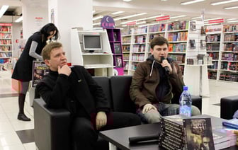 «Мы всё найдём, всё докажем, и пойдете вы на 7 лет». Автор книг «Метро 2033» уехал из Беларуси, вскоре задержали его сына