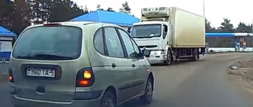 Едва сумели разъехаться. За этот опасный обгон наказали 83-летнего водителя
