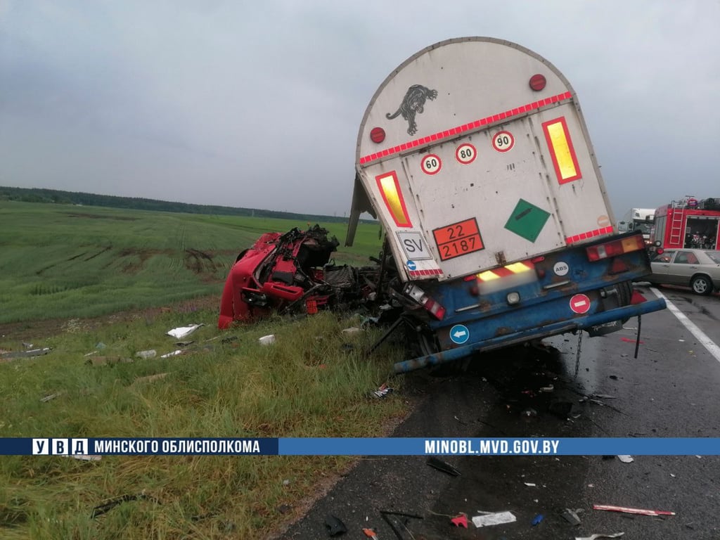 Жесткое ДТП на М1: у бензовоза лопнуло колесо, он вылетел на встречку и врезался в два грузовика