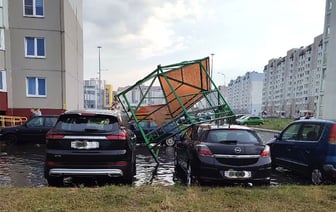 В Гомеле беседка упала на Opel. Что происходит?