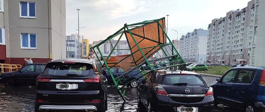 В Гомеле беседка упала на Opel. Что происходит?