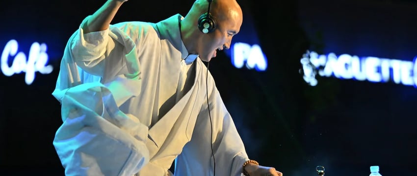 Министр заявил, что диджею "Monk" не разрешат выступать в ночном клубе Сингапура.