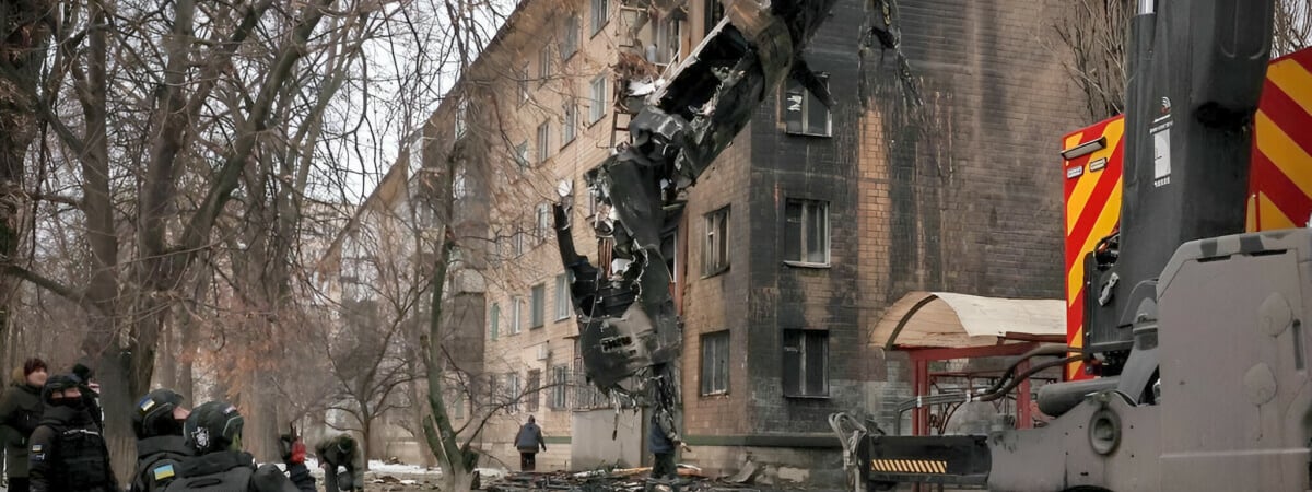 «Зацепило школу» и зарево над нефтебазой. Россия и Украина обменялись ударами — Видео