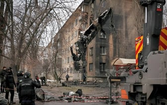 «Зацепило школу» и зарево над нефтебазой. Россия и Украина обменялись ударами — Видео