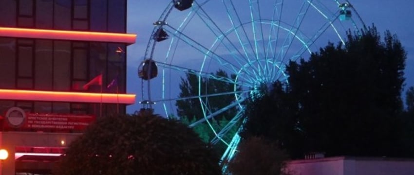 Врач рассказал, при каких заболеваниях детям не рекомендуется кататься на аттракционах