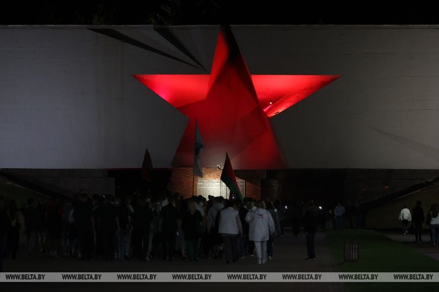 Около 20 тыс. человек стали участниками митинга-реквиема в Брестской крепости