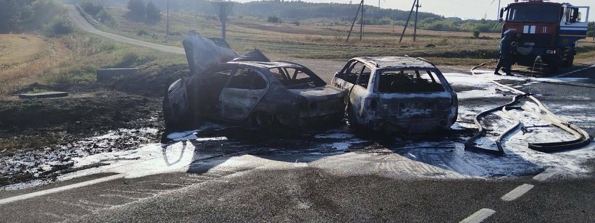 На Гродненщине две легковушки столкнулись и выгорели дотла – два человека в больнице — Фото