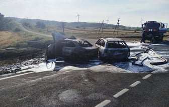На Гродненщине две легковушки столкнулись и выгорели дотла – два человека в больнице — Фото