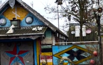 «Мне кажется, там маньяки живут» — В TikTok опубликовали видео необычного дома на Минщине — Видео