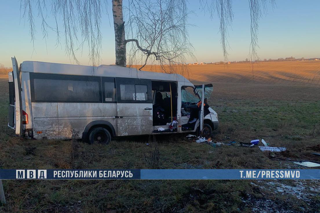 В Беларуси перевернулась маршрутка с пассажирами