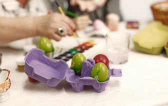 Пасхальные яйца произведут фурор. Всего 2 ингредиента превратят их в произведение искусства — Полезно