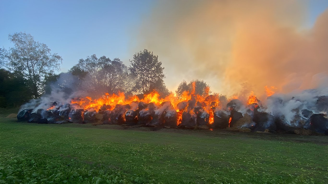Горит скирда с соломой. Фото МЧС