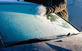 Этот популярный трюк очистки поможет избавиться не только от льда, но и от стекла машины. А как лучше? — Полезно