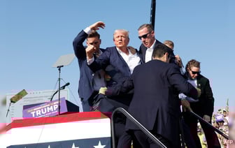 Трампа эвакуировали со сцены митинга после очевидных выстрелов: отчёт