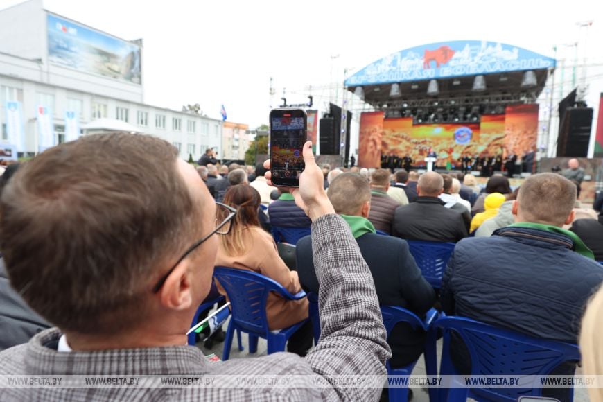 Александр Лукашенко принимает участие в фестивале-ярмарке »Дажынкi-2024», которые проходят в городе Микашевичи Брестской области