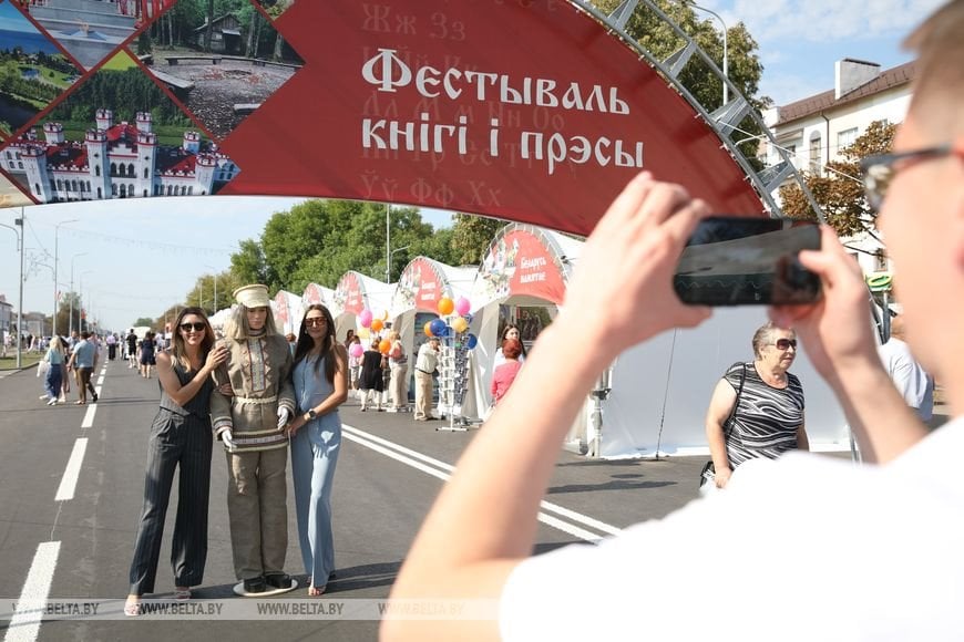 Жители Ивацевичей рассказали, как город расцвел ко Дню письменности