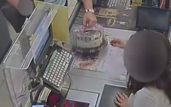 Ребенок нашел чужую карту и отдал маме, а она за чужой счет купила продукты и игрушки