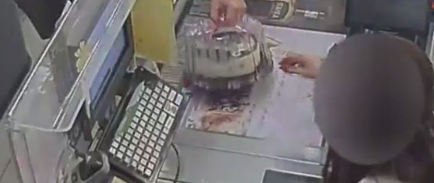 Ребенок нашел чужую карту и отдал маме, а она за чужой счет купила продукты и игрушки