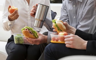 Можно ли работать без обеда и уходить пораньше? Адвокат объяснил белорусам — Полезно