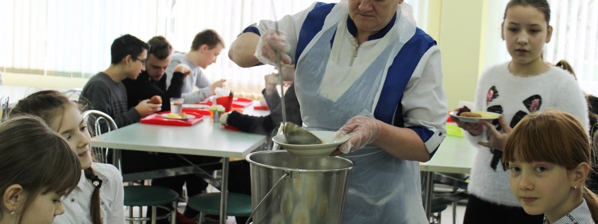 Стало известно, сколько будут стоить школьные обеды в новом учебном году