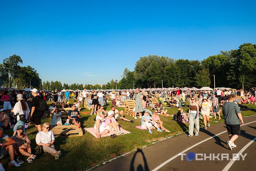 Фанаты «рвут» танцпол! Второй день рок-фестиваля в Пружанах стал еще более горячим, чем первый