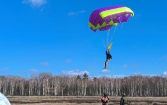 На полигоне Брестский военнослужащие совершили прыжки с парашютом из вертолёта