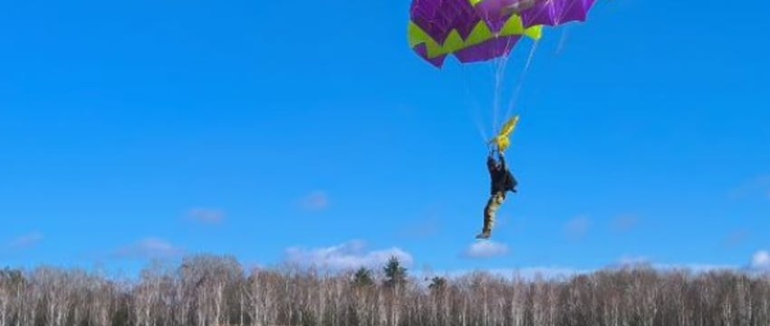На полигоне Брестский военнослужащие совершили прыжки с парашютом из вертолёта