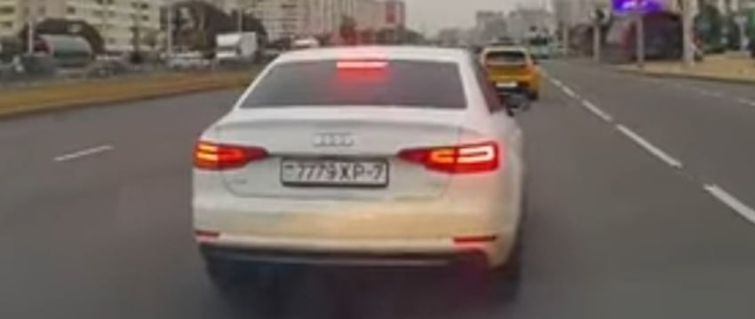 Audi с «крутыми» номерами решила «наказать» более медленную «попутку». Как считаете, кто прав?