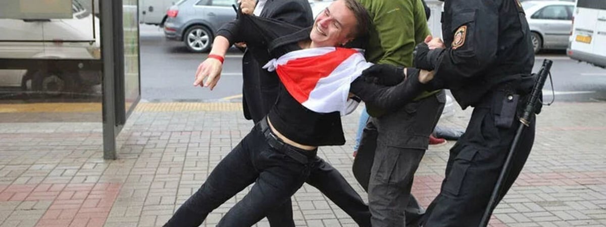 Как сложилась судьба парня с известного жизнеутверждающего фото студенческого марша-2020?