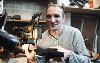 Этому сапожнику оставляют чаевые. Чем цепляет клиентов мастер из Гомеля