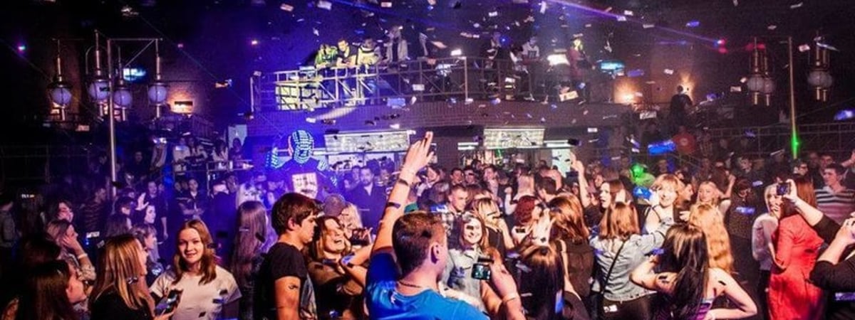 Сотрудники охраны получили право досматривать граждан в бассейнах, торговых центрах, ночных клубах