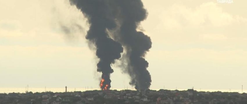 Более 1000 эвакуированных: в Феодосии второй день горит нефтебаза
