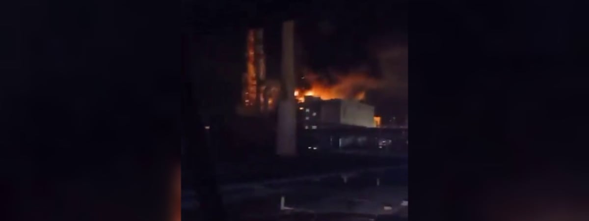 Появилось видео пожара на российском НПЗ «Лукойл» после атаки беспилотника — Видео