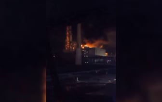 Появилось видео пожара на российском НПЗ «Лукойл» после атаки беспилотника — Видео