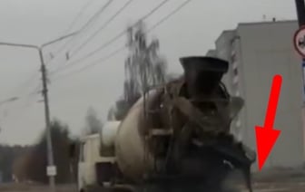 В Могилеве грузовик-бетоносмеситель разгружался прямо на ходу