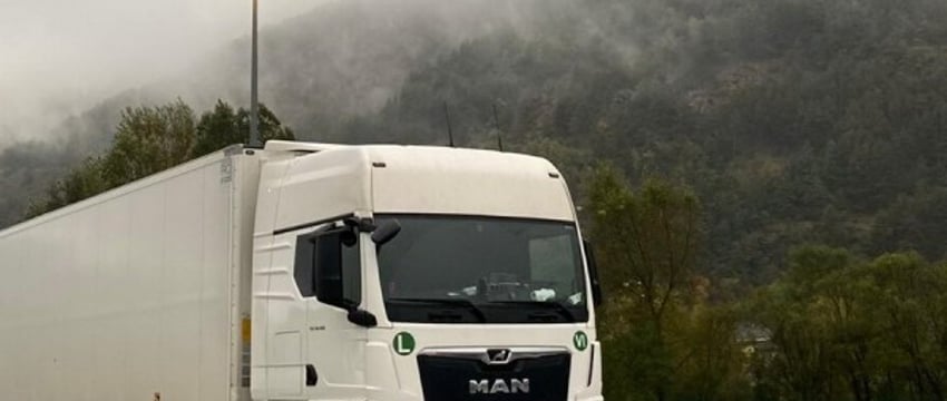 Белорус 10 лет работал водителем в МЧС, а потом стал дальнобойщиком. Вот что он рассказал