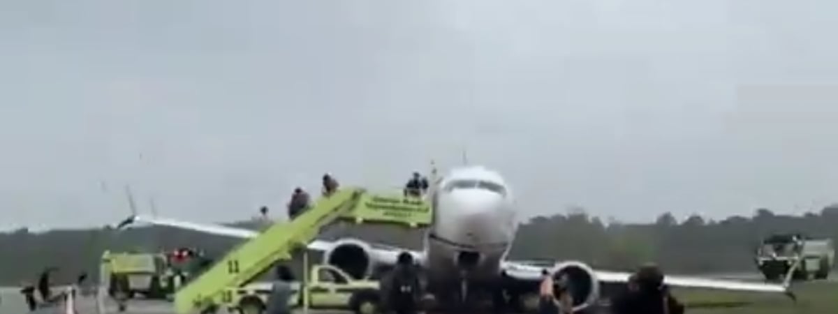 Boeing 737 MAX выкатился за взлётную полосу — Видео