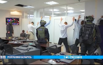 $200 тыс. и 12 дорогих авто. Что еще нашли в Минске при задержании работников «липовых» колл-центров? — Видео