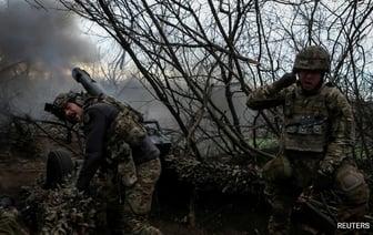 Украинские войска покидают ключевой город на востоке страны из-за претензий России на контроль над ним.