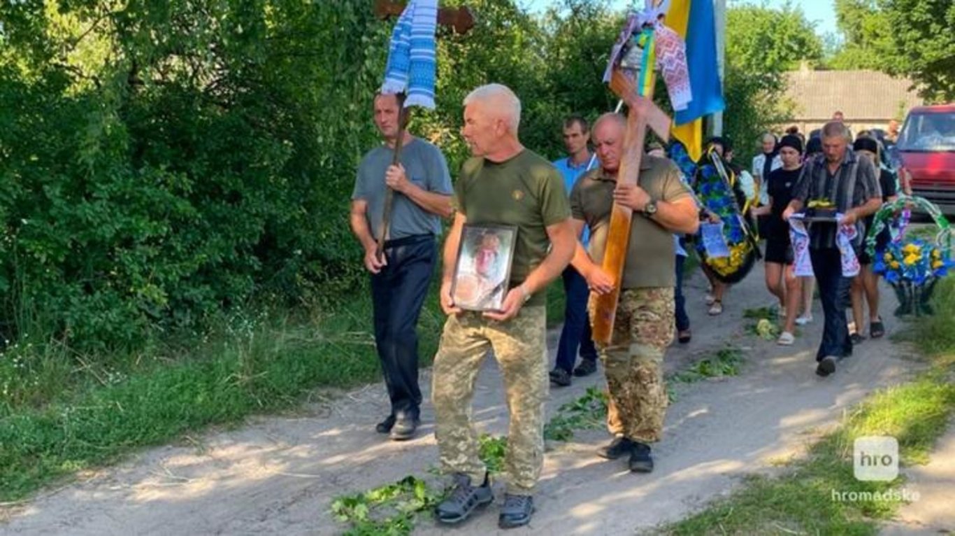 Похороны погибшего на войне односельчанина. Фото: «Громадське»