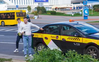 «Уйдут в тень или из профессии» — В «Яндекс Go» спрогнозировали отток 25 тыс. водителей такси в Беларуси. Что будет с ценами?