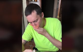 «За что вы с ним так?» — Американца накормили белорусскими «деликатесами». Не оценили даже зрители? — Видео