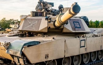 Осмотр трофейного танка Abrams Ростехом